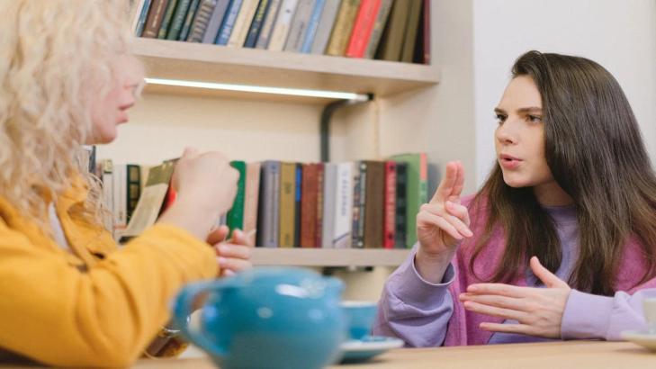 10 of the Most Common Body Language Cues
